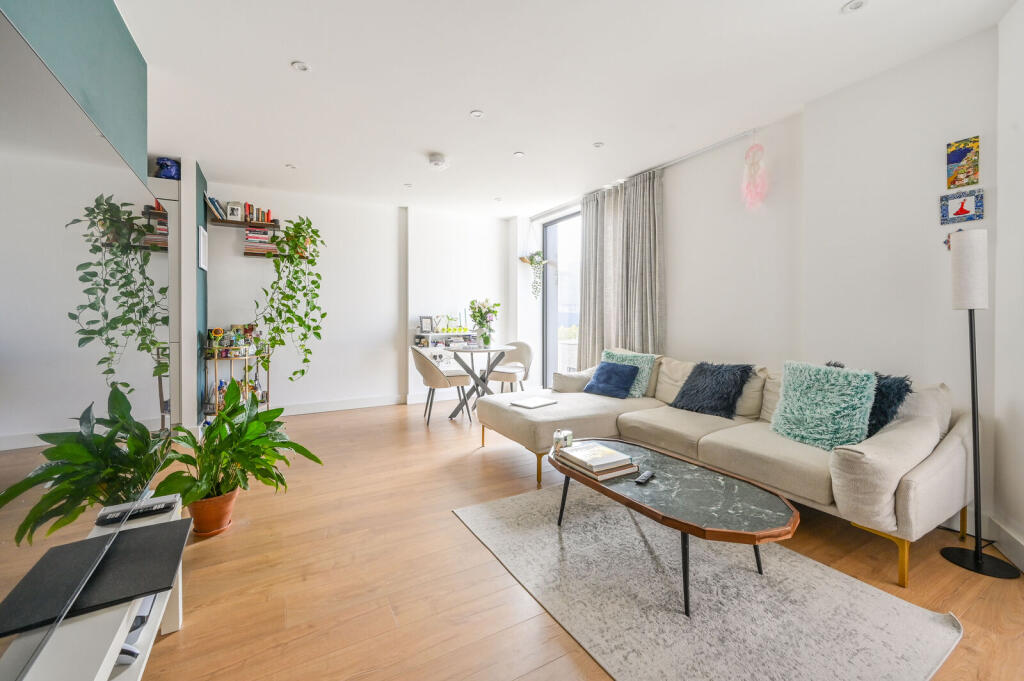 1 bed 1st Floor Flat for rent in London. From Foxtons - Canary Wharf
