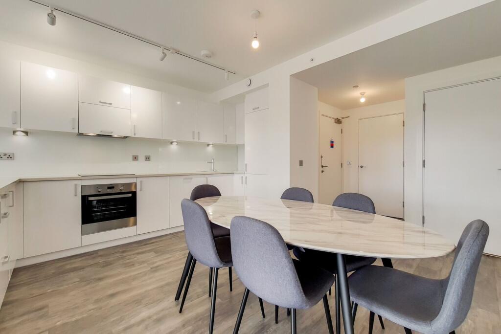 3 bed 1st Floor Flat for rent in London. From Foxtons - Canary Wharf
