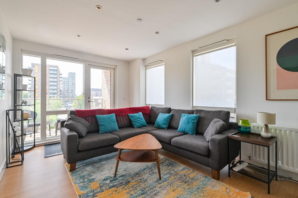 2 bed 1st Floor Flat for rent in London. From Foxtons - Canary Wharf