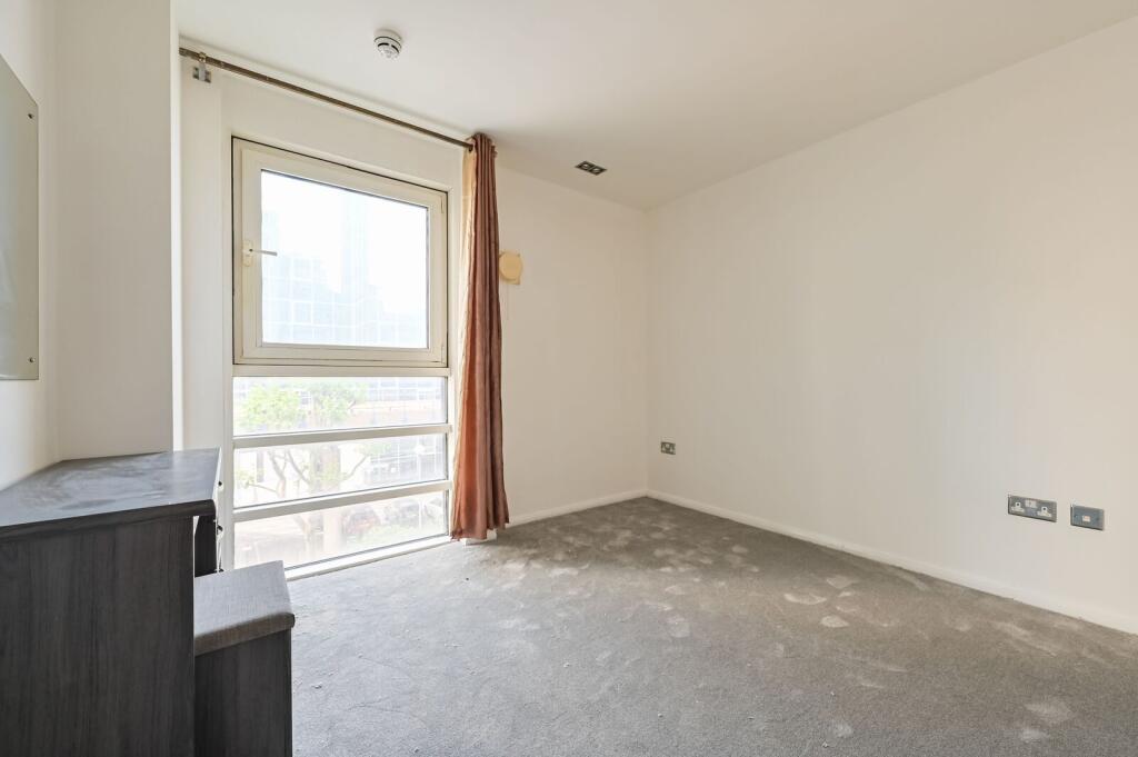 2 bed 1st Floor Flat for rent in London. From Foxtons - Canary Wharf