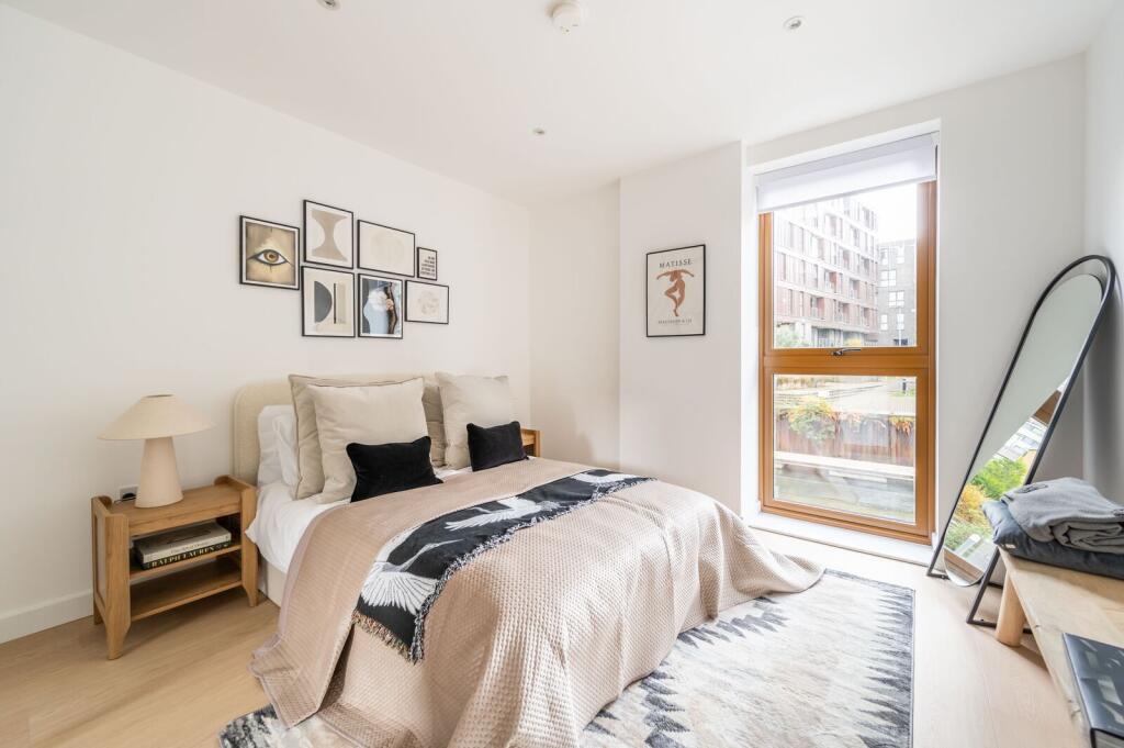 1 bed 1st Floor Flat for rent in Poplar. From Foxtons - Canary Wharf