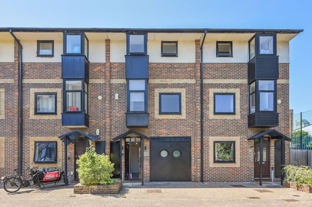 4 bed Mid Terraced House for rent in London. From Foxtons - Canary Wharf