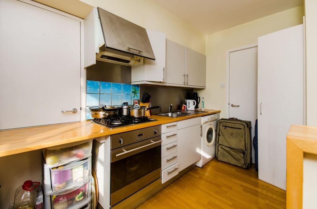 2 bed 1st Floor Flat for rent in Poplar. From Foxtons - Canary Wharf