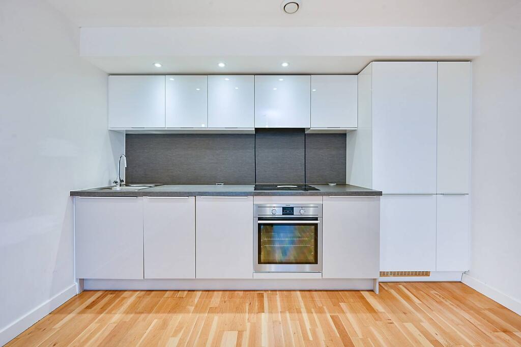 1 bed 1st Floor Flat for rent in Brentford. From Foxtons - Chiswick