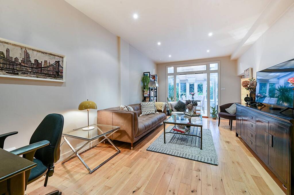 2 bed 1st Floor Flat for rent in Chiswick. From Foxtons - Chiswick