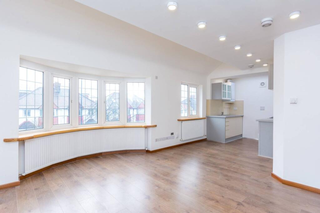 3 bed 1st Floor Flat for rent in London. From Foxtons - Chiswick