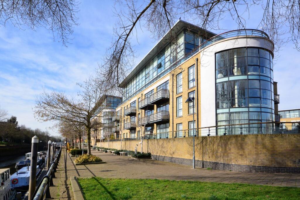 2 bed 1st Floor Flat for rent in Brentford. From Foxtons - Chiswick