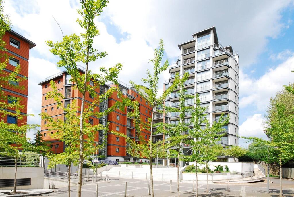3 bed 1st Floor Flat for rent in Brentford. From Foxtons - Chiswick