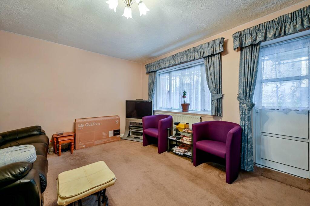 3 bed 1st Floor Flat for rent in Brentford. From Foxtons - Chiswick