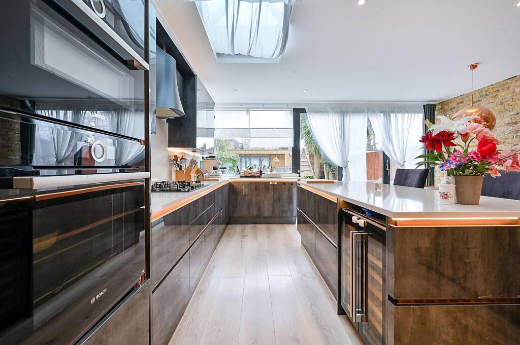 3 bed 1st Floor Flat for rent in London. From Foxtons - Chiswick