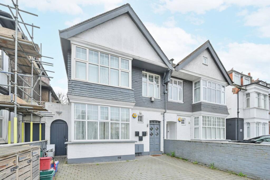 3 bed 1st Floor Flat for rent in London. From Foxtons - Chiswick