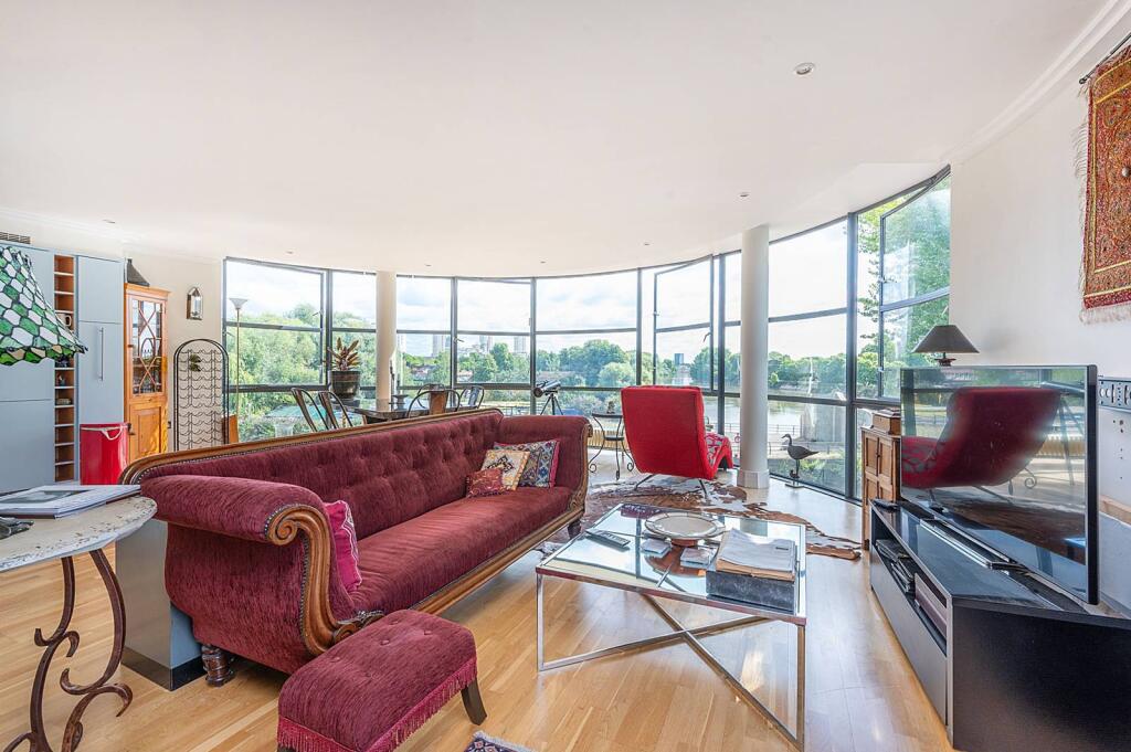 2 bed 1st Floor Flat for rent in Brentford. From Foxtons - Chiswick