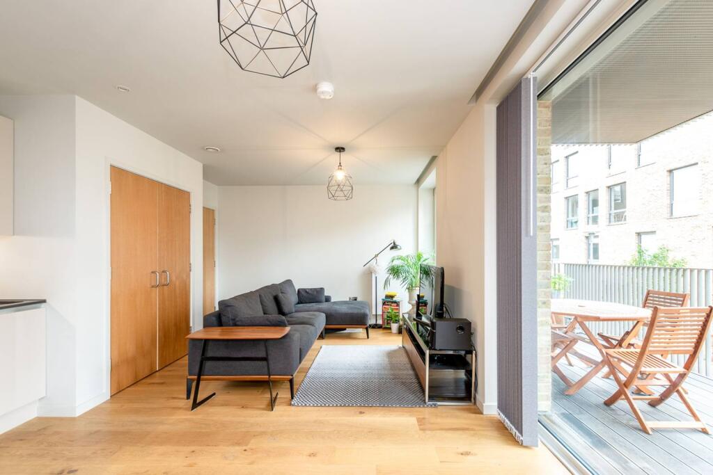 1 bed 1st Floor Flat for rent in Brentford. From Foxtons - Chiswick