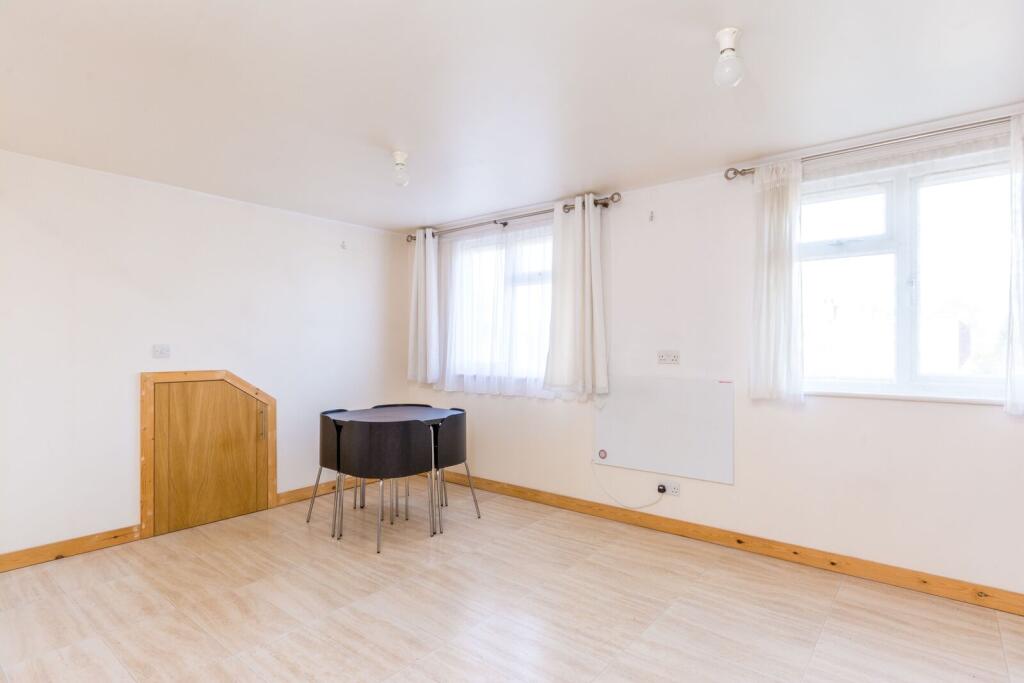 1 bed 1st Floor Flat for rent in London. From Foxtons - Chiswick