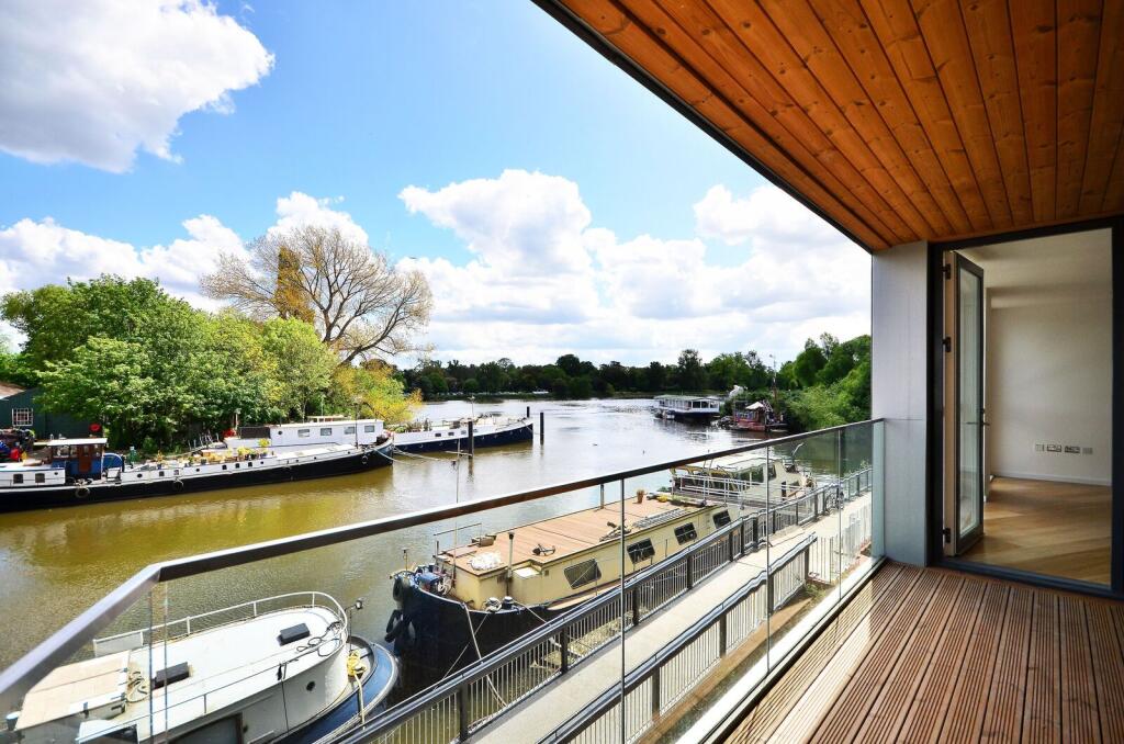 2 bed 1st Floor Flat for rent in Brentford. From Foxtons - Chiswick