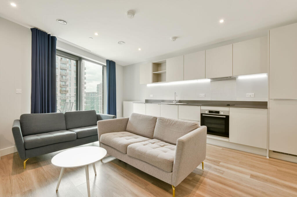3 bed 1st Floor Flat for rent in Brentford. From Foxtons - Chiswick