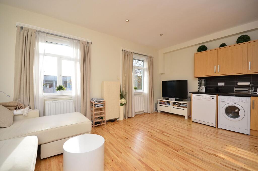3 bed 1st Floor Flat for rent in London. From Foxtons - Chiswick