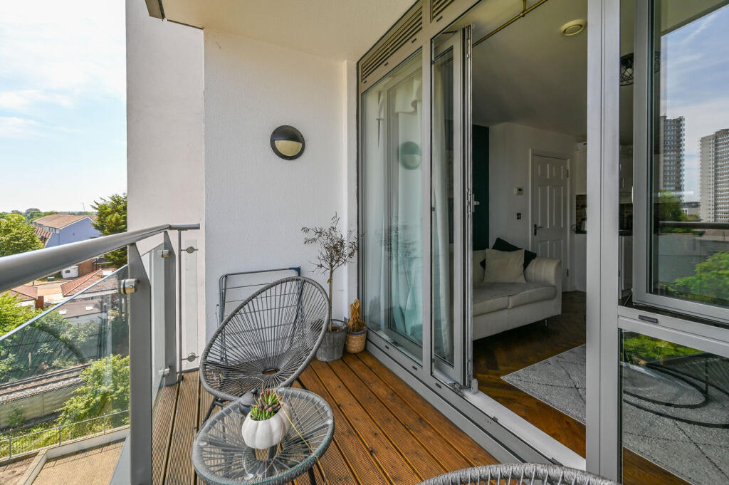 1 bed 1st Floor Flat for rent in Brentford. From Foxtons - Chiswick