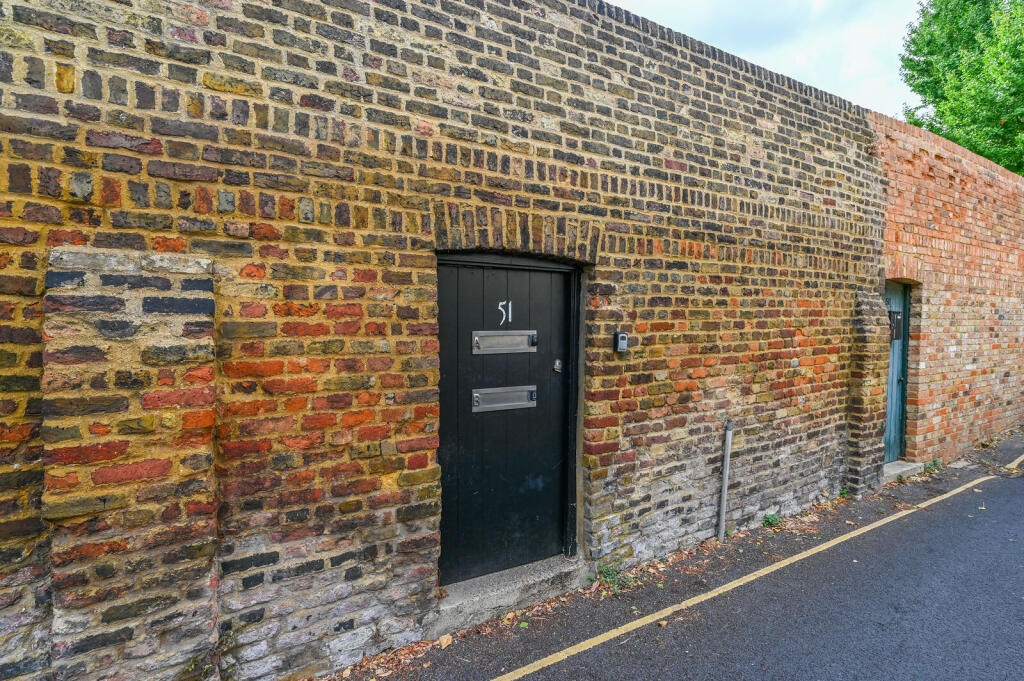 2 bed Annexe for rent in Chiswick. From Foxtons - Chiswick