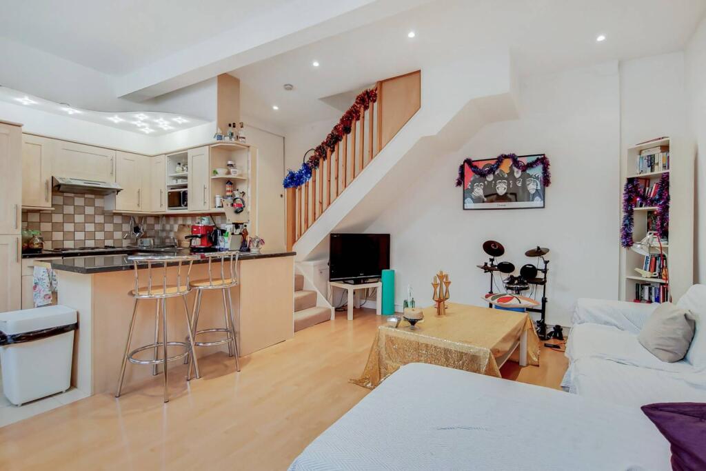 2 bed 1st Floor Flat for rent in London. From Foxtons - Clerkenwell