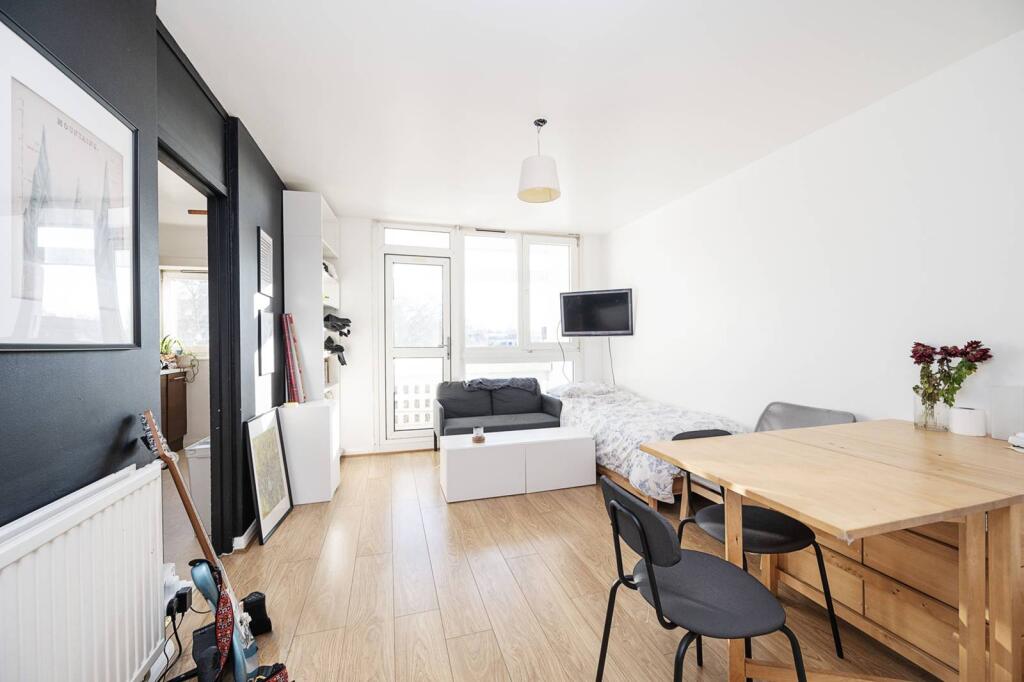 3 bed 1st Floor Flat for rent in London. From Foxtons - Clerkenwell