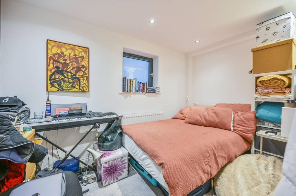 3 bed 1st Floor Flat for rent in Friern Barnet. From Foxtons - Crouch End