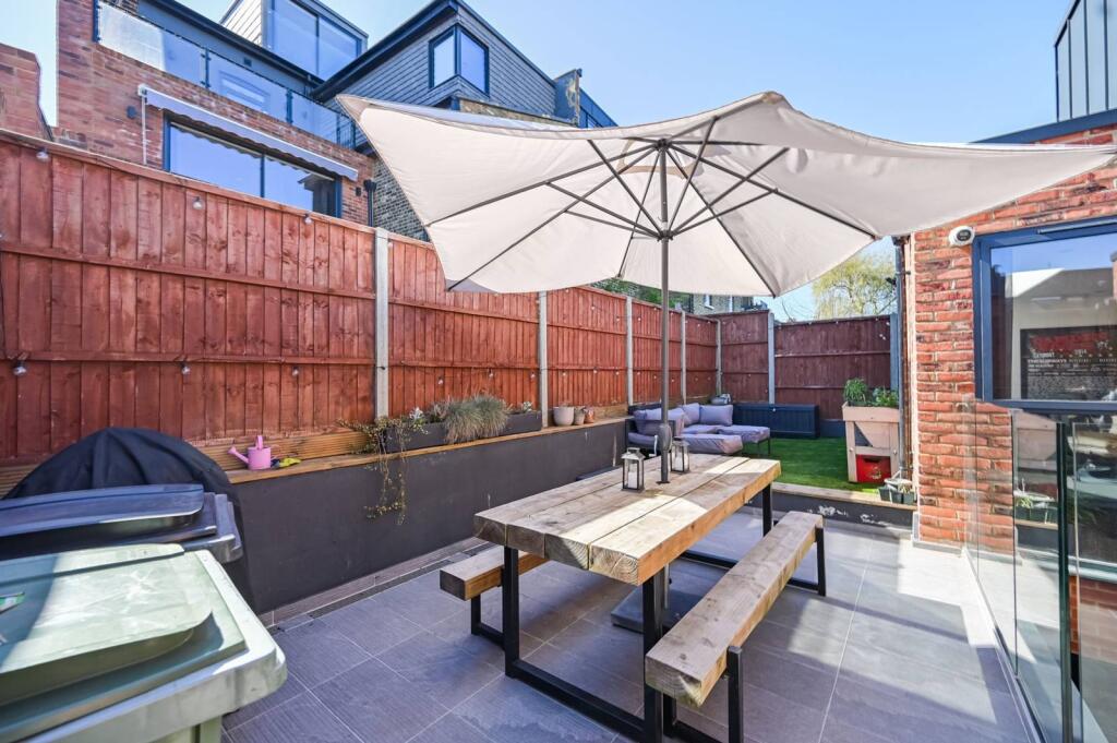 4 bed Mid Terraced House for rent in Hornsey. From Foxtons - Crouch End