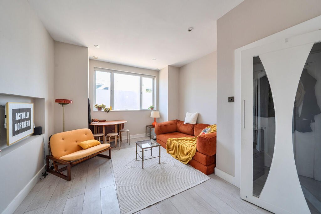 2 bed 1st Floor Flat for rent in London. From Foxtons - Crouch End
