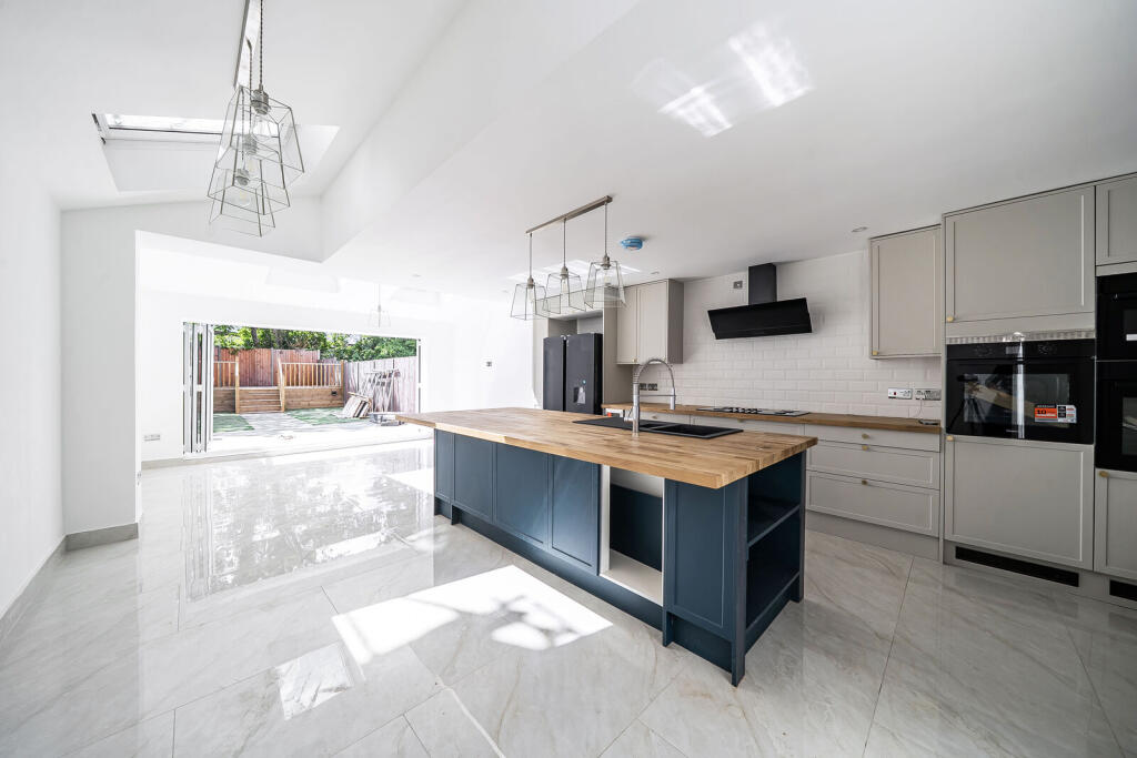 6 bed Detached for rent in Hornsey. From Foxtons - Crouch End 6 bed Detached for rent in Hornsey. From Foxtons - Crouch End