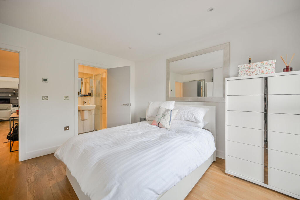 2 bed Penthouse for rent in Hornsey. From Foxtons - Crouch End
