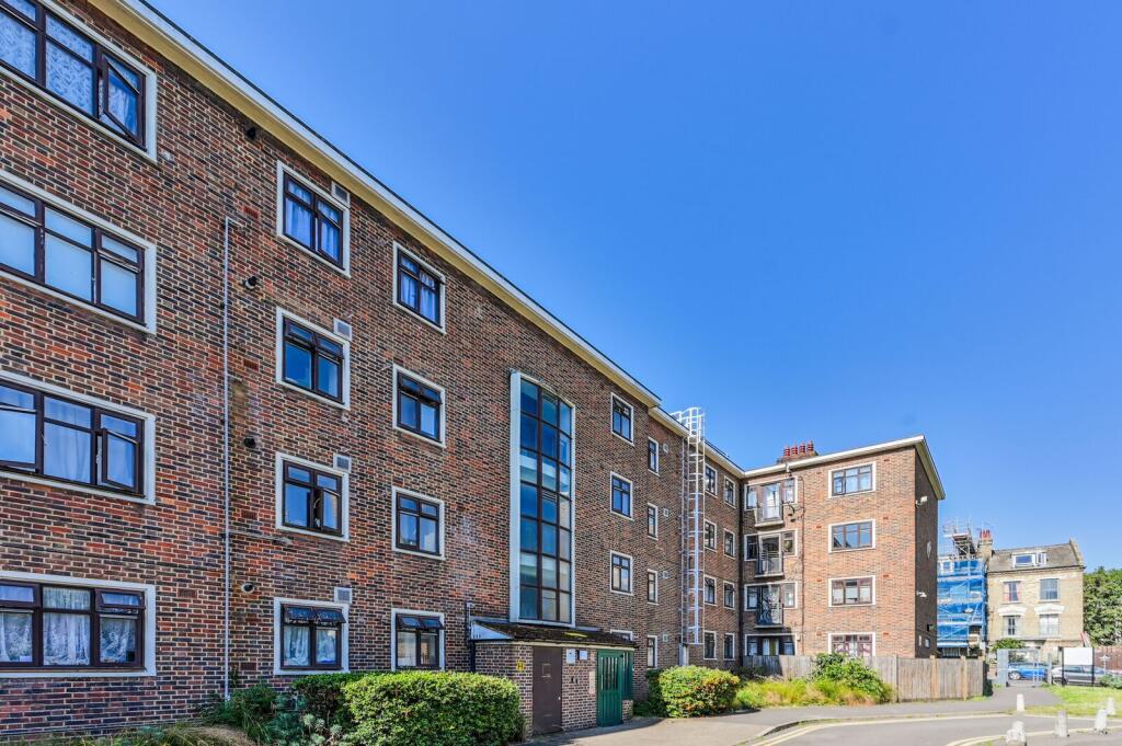 2 bed 1st Floor Flat for rent in Stoke Newington. From Foxtons - Crouch End