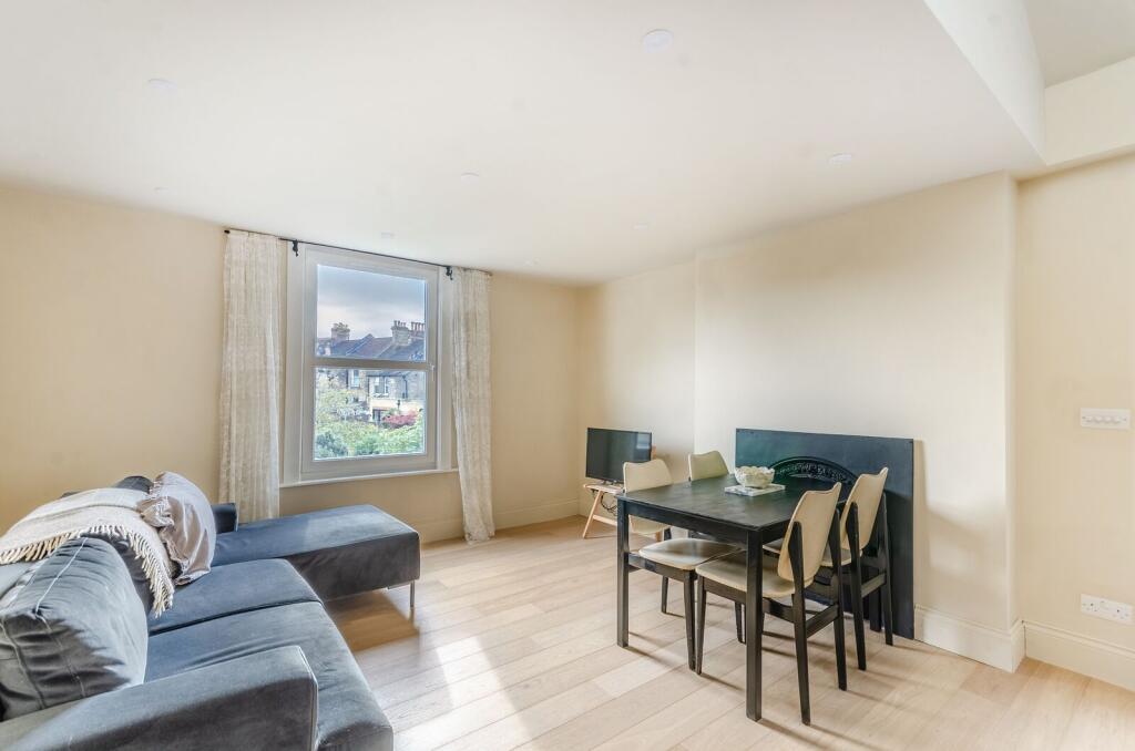2 bed 1st Floor Flat for rent in Catford. From Foxtons - Dulwich
