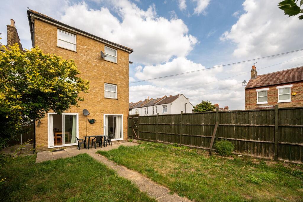 2 bed 1st Floor Flat for rent in Catford. From Foxtons - Dulwich