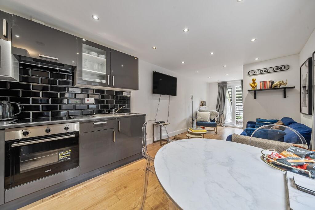 2 bed 1st Floor Flat for rent in Camberwell. From Foxtons - Dulwich