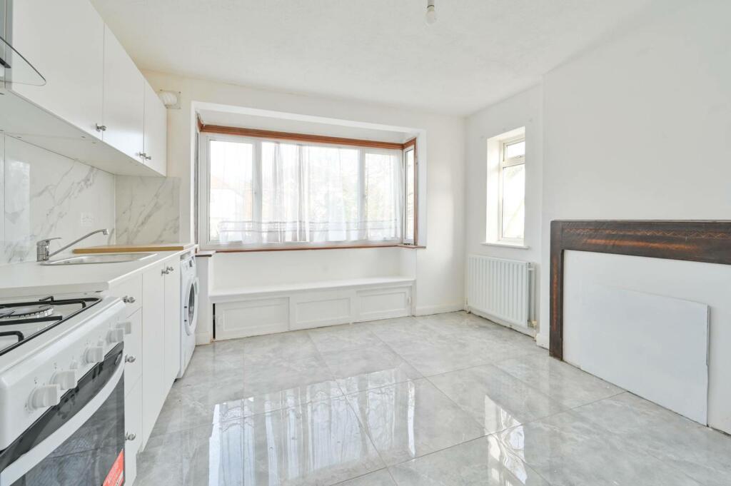 2 bed Mid Terraced House for rent in Greenford. From Foxtons - Ealing