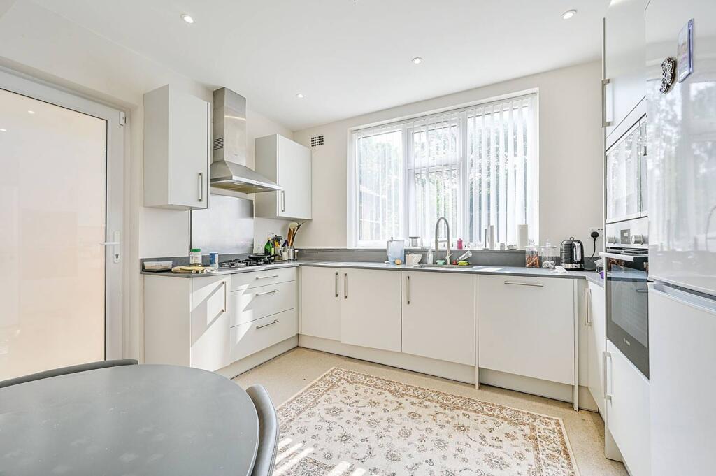4 bed Detached for rent in London. From Foxtons - Ealing