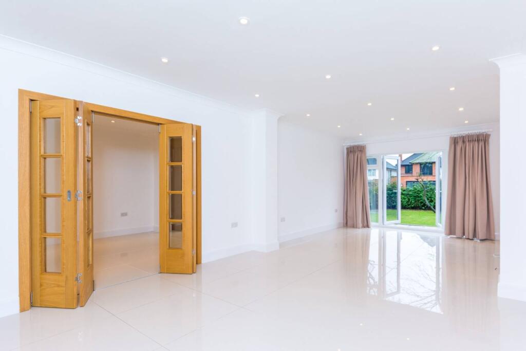 4 bed Detached for rent in London. From Foxtons - Ealing