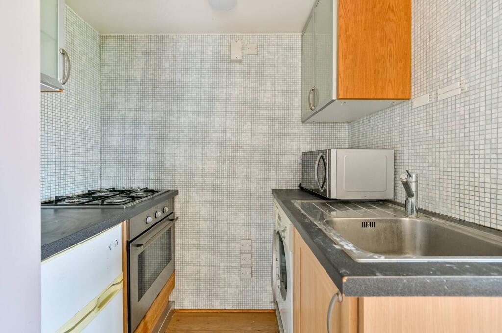 1 bed 1st Floor Flat for rent in London. From Foxtons - Ealing