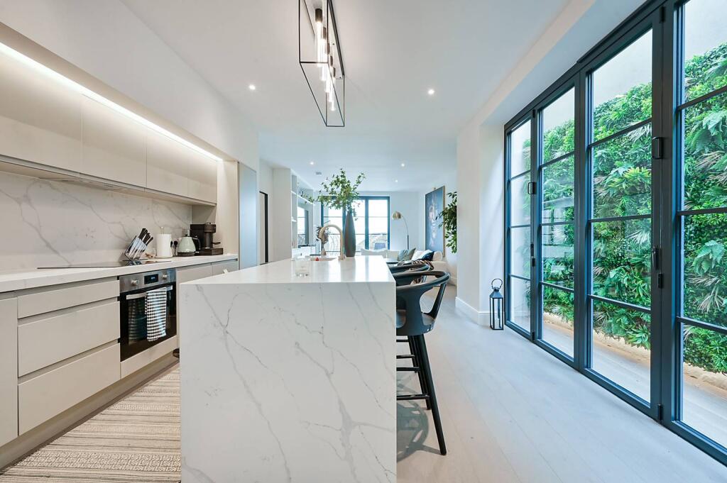 2 bed 1st Floor Flat for rent in London. From Foxtons - Ealing