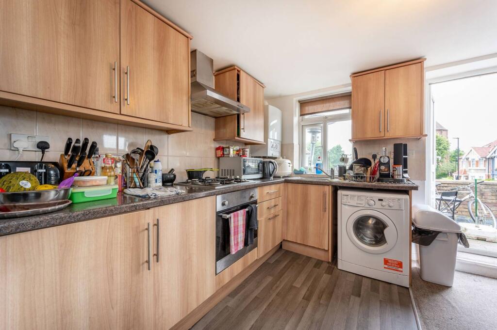 3 bed 1st Floor Flat for rent in London. From Foxtons - Ealing