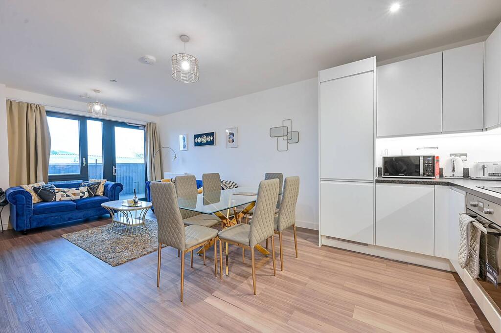 3 bed 1st Floor Flat for rent in London. From Foxtons - Ealing