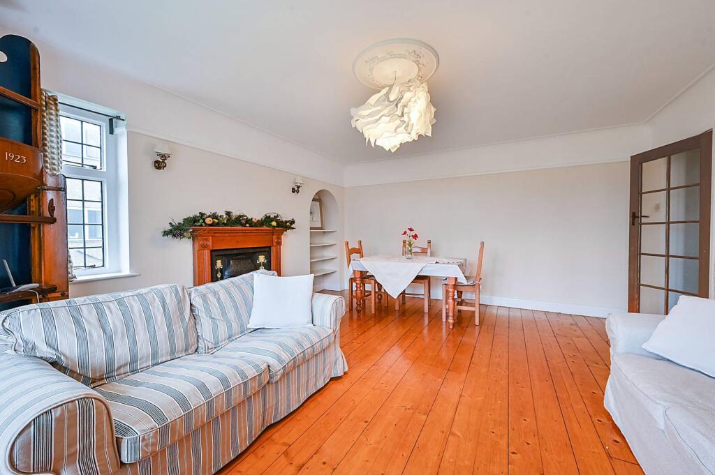 3 bed 1st Floor Flat for rent in London. From Foxtons - Ealing