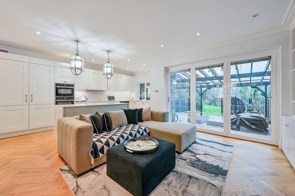 4 bed Detached for rent in London. From Foxtons - Ealing