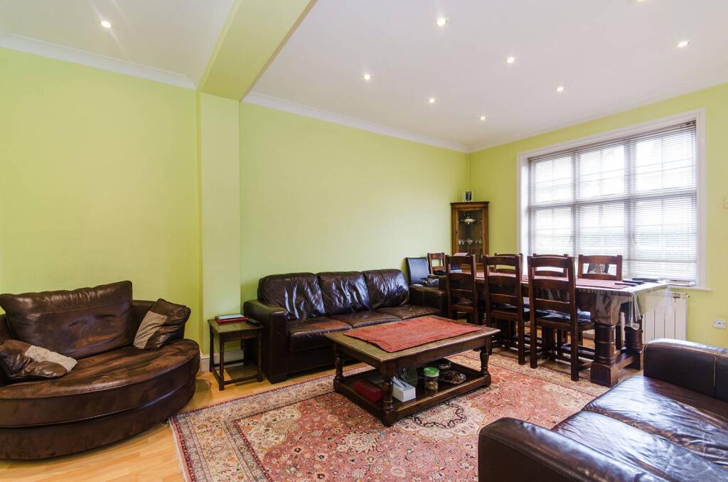 3 bed Mid Terraced House for rent in London. From Foxtons - Ealing