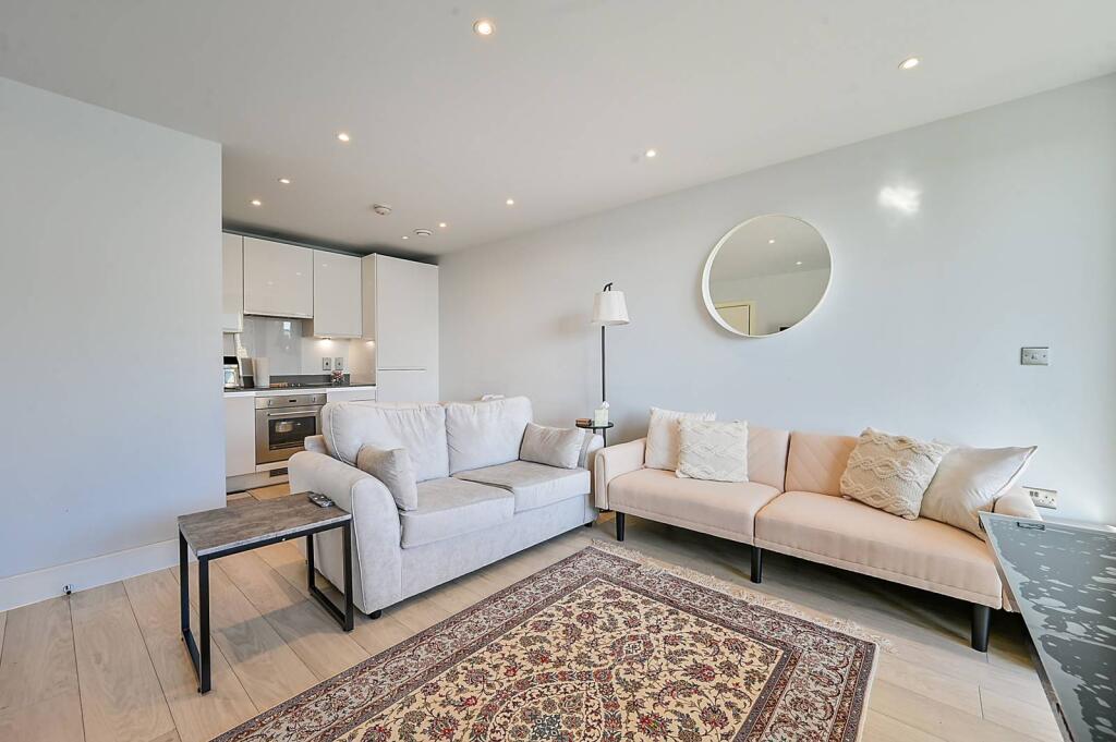 1 bed 1st Floor Flat for rent in London. From Foxtons - Ealing