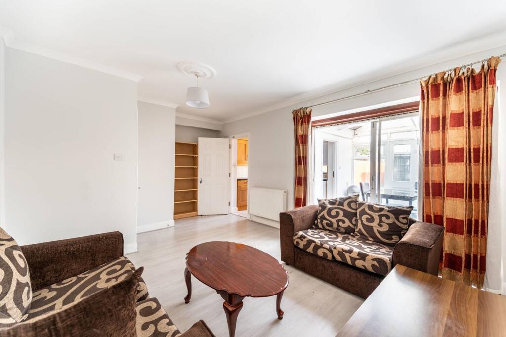 4 bed Detached for rent in London. From Foxtons - Ealing