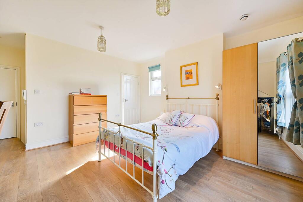 4 bed Studio for rent in London. From Foxtons - Ealing