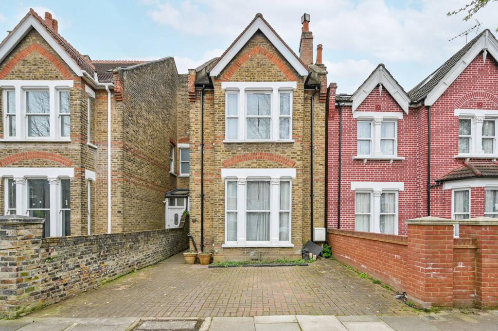 4 bed Detached for rent in London. From Foxtons - Ealing