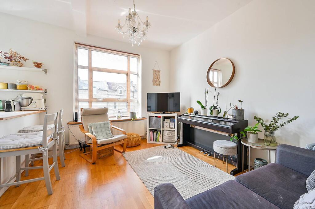 2 bed 1st Floor Flat for rent in London. From Foxtons - Ealing