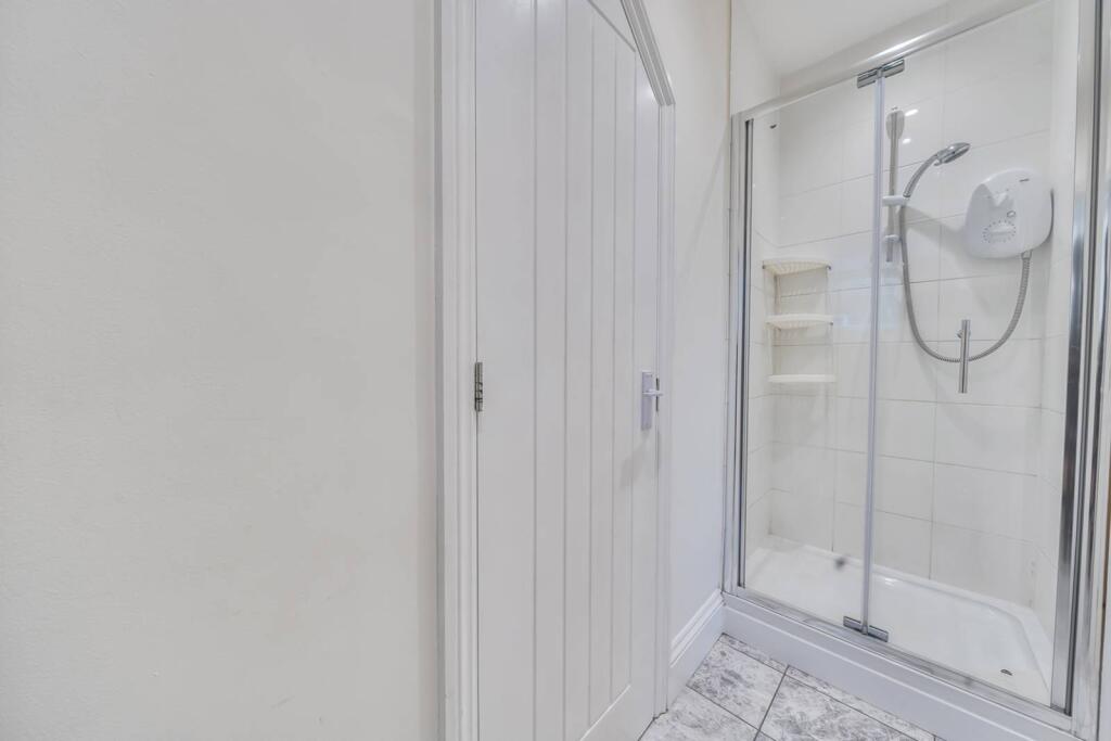 2 bed 1st Floor Flat for rent in London. From Foxtons - Ealing